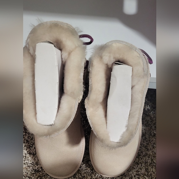 UGG BOOTS BRAND NEW NEVER WORwomen size 7 cream with wine color lace up in back - Picture 2 of 4